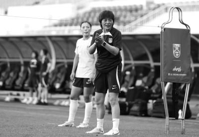     ▲ 中国女足主教练水庆霞（右）在训练中指导球员。