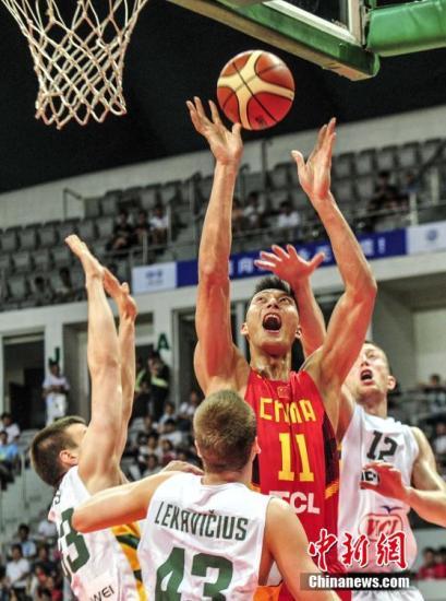 6月26日，2015年中立男篮对抗赛第二场比赛在广州继续进行，易建联得到全队最高的21分，最终中国男篮以70-67险胜立陶宛男篮，取得两连胜。图为比赛现场。中新社发 陈骥旻 摄