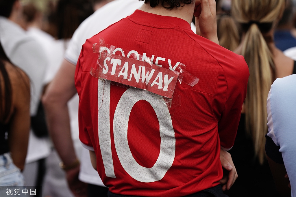 球迷把鲁尼的名字用胶布贴了，换成了女足国脚的名字。