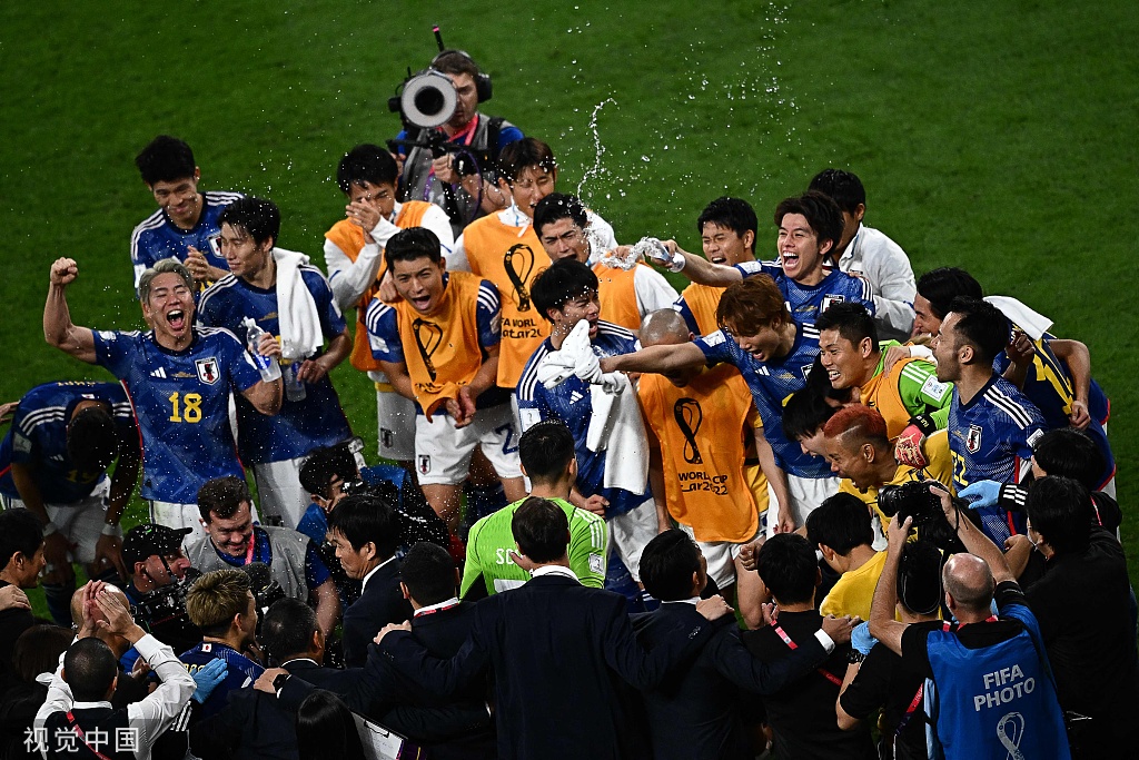 日本队赛后欢庆胜利。